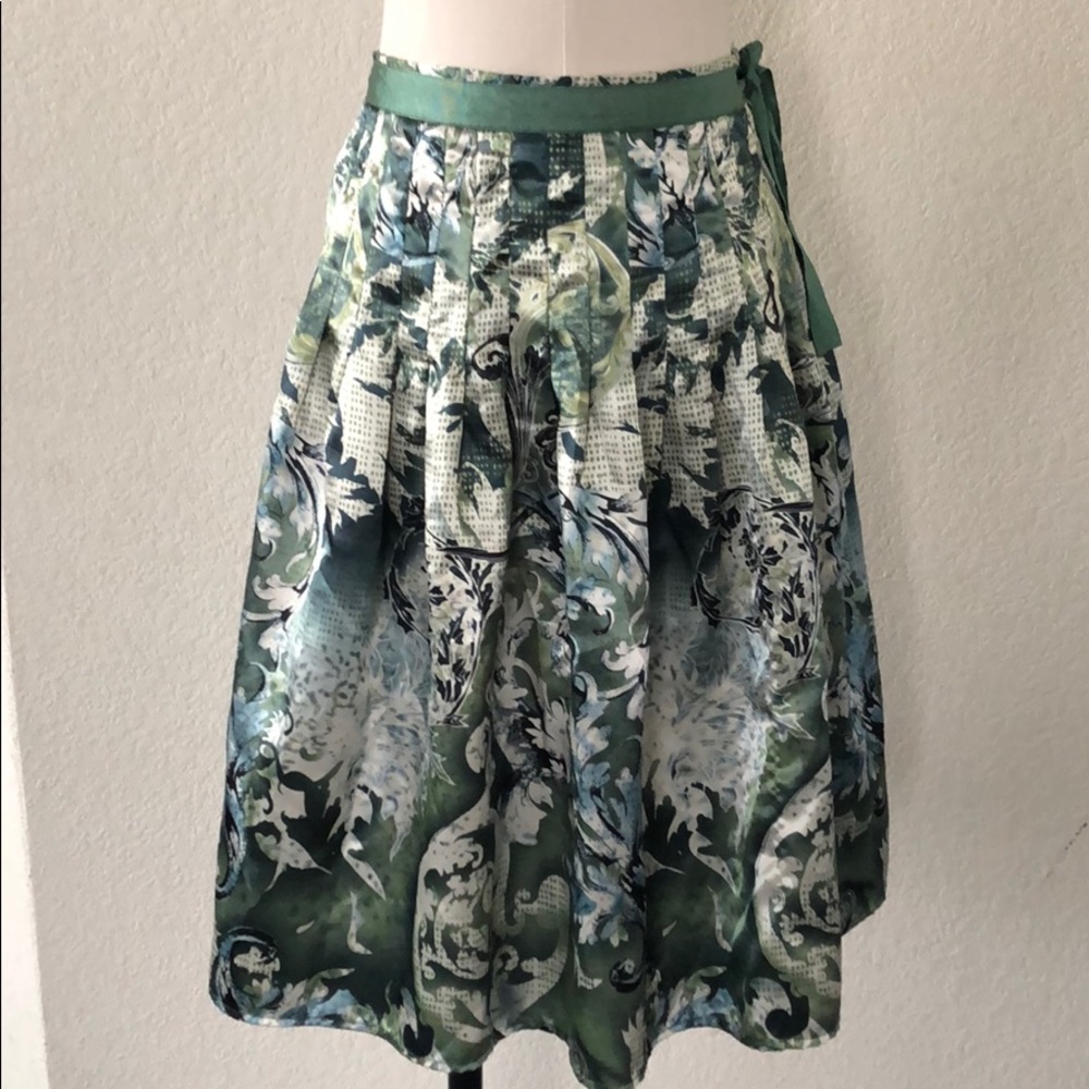 Pleated skirt with ribbon tie waist and zipper